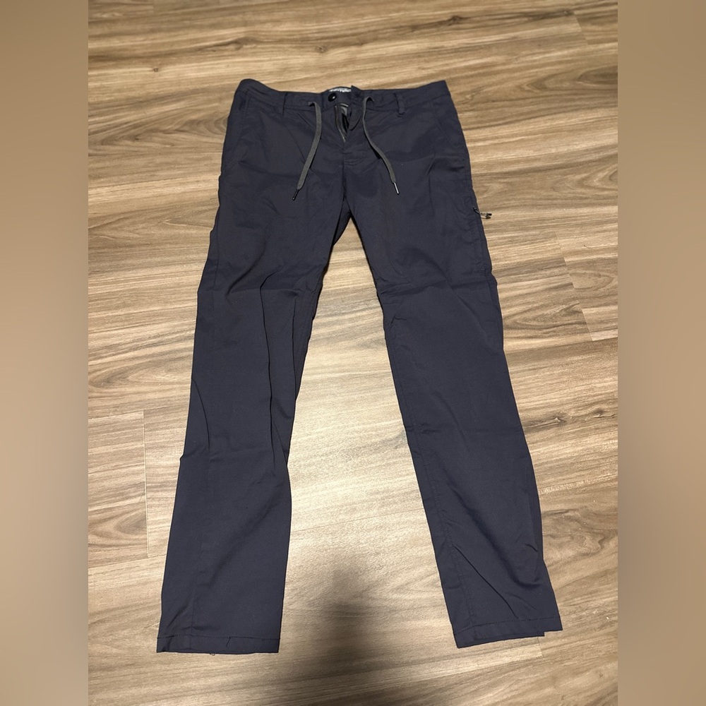 686 Slim Fit Everywhere Pants.  32x32. Only worn a few times.  Great shape.